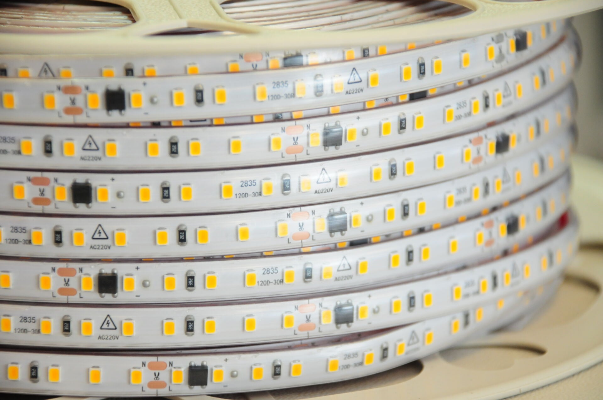 220 VOLT 10 CM DE BİR KESİLEBİLEN AMBER ŞERİT LED